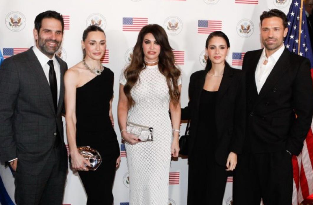 Οι οικοδεσπότες της βραδιάς, Ερικ και Δήμητρα Βασιλάτος, η πρέσβυς των ΗΠΑ Κίμπερλυ Γκιλφόϋλ, Αλεξάνδρα Νίκα, Κωνσταντίνος Αργυρός