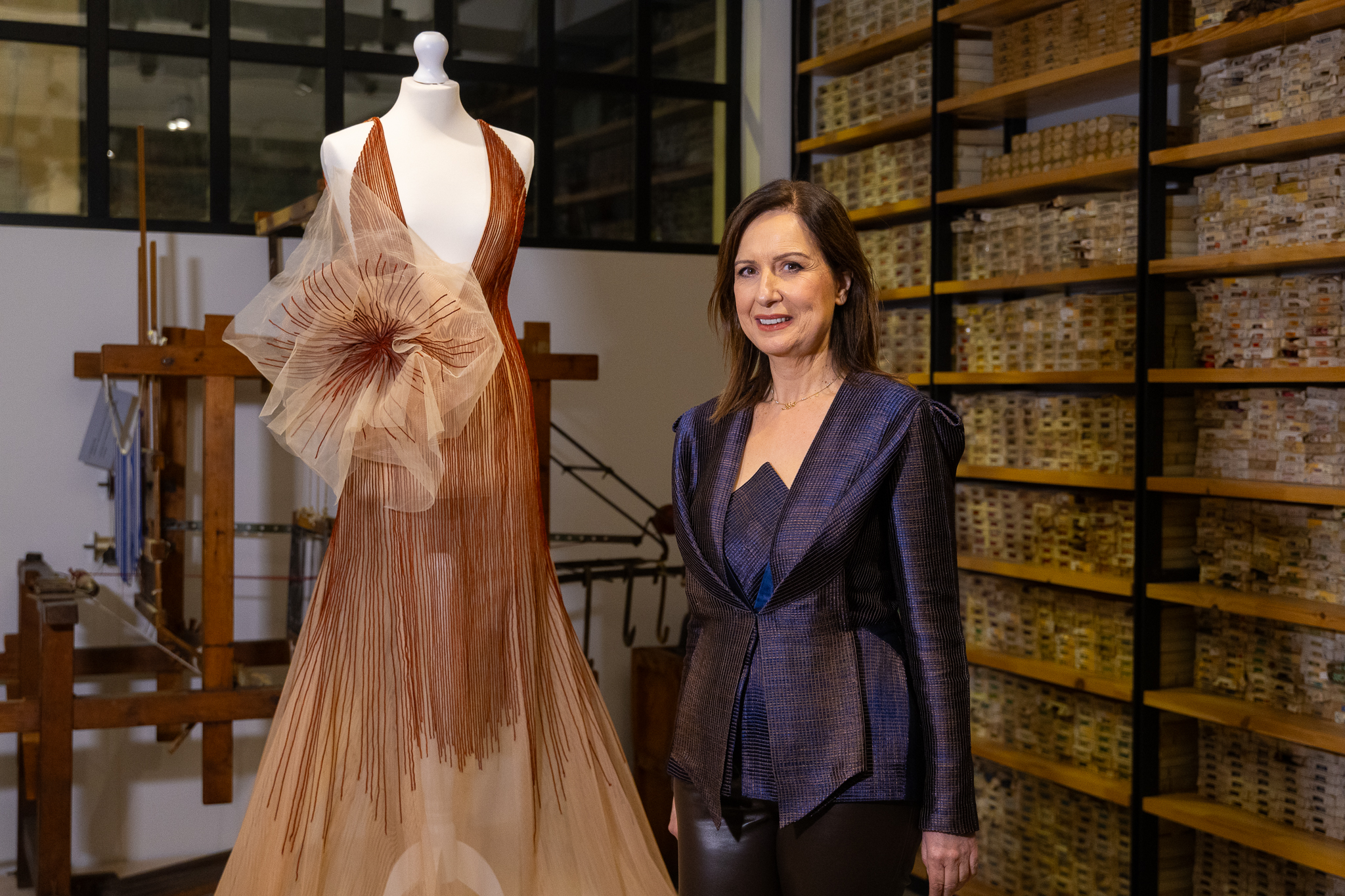 Η Denise Ελευθερίου μπροστά σε μια δημιουργία της