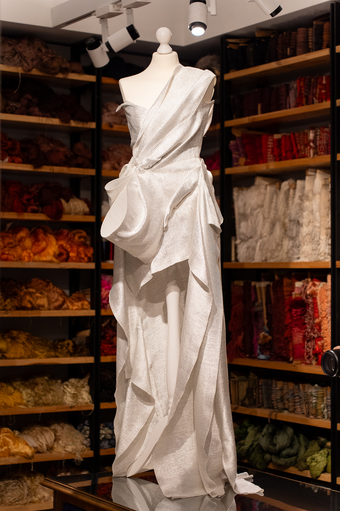 Με φόντο τον πλούτο της συλλογής, μια μοναδική δημιουργία