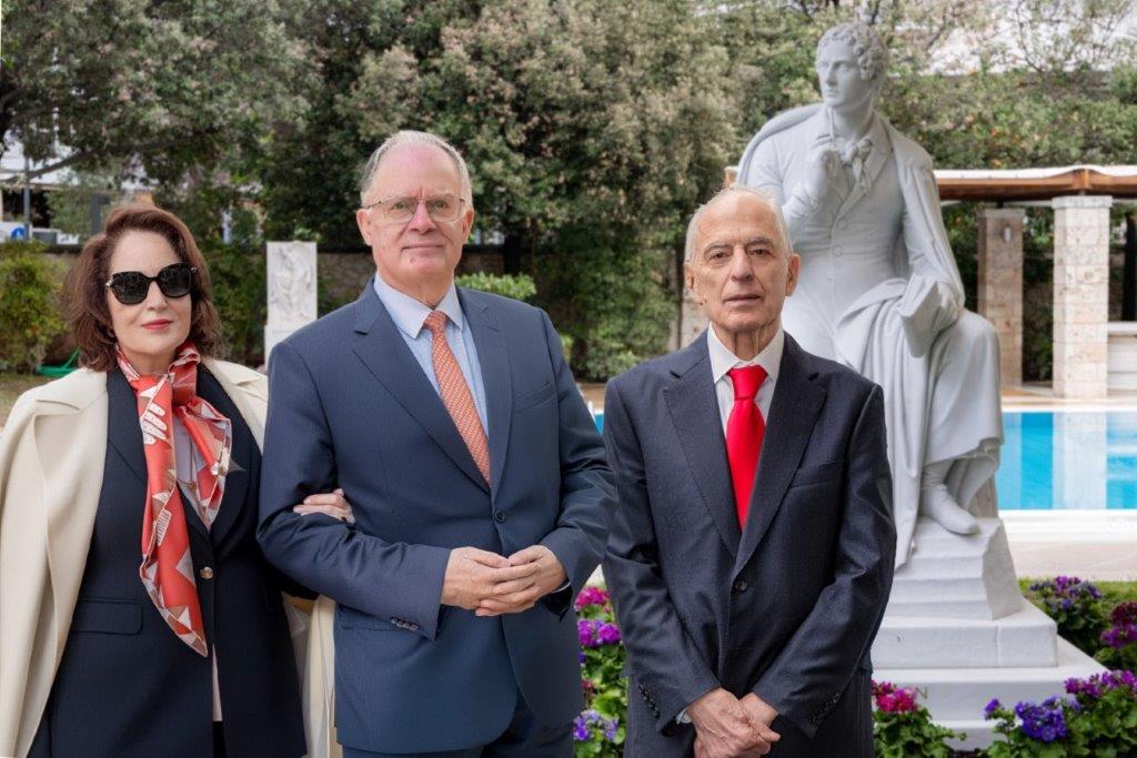 . Ο πρόεδρος της Δημοκρατίας κύριος Κωνσταντίνος Τασούλας και η σύζυγός του Φανή, στον γιορτινό κήπο για τα αποκαλυπτήρια του ηρωικού ανδριάντα όπου τους υποδέχεται ο οικοδεσπότης, Γιώργος Βάρσος.