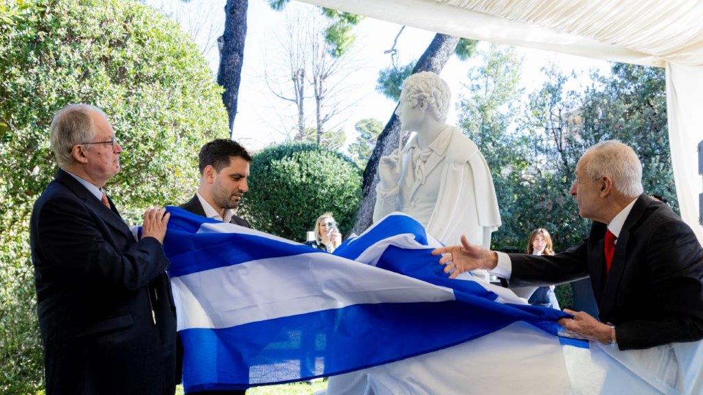 O Πρόεδρος της Δημοκρατίας Κωνσταντίνος Τασούλας αποκαλύπτει τον ανδριάντα του Λόρδου Βύρωνα συμπαραστατούμενος από τον Γίωργο Βάρσο και τον γιό του Κωνσταντίνο 