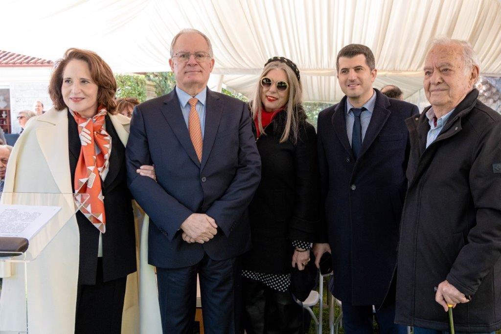 Το προεδρικό ζεύγος Τασούλα, η κυρία Τζίνα Στασινοπούλου, ο επίτιμος πρόεδρος της λέσχης Ελλήνων γελοιογράφων Κώστας Βλάχος