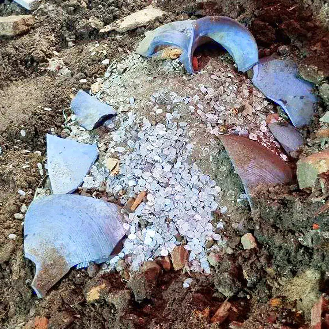 Τα νομίσματα όπως ανακαλύφθηκαν μέσα στο κεραμικό αγγείο, κρυμμένα στο σπίτι εμπόρου