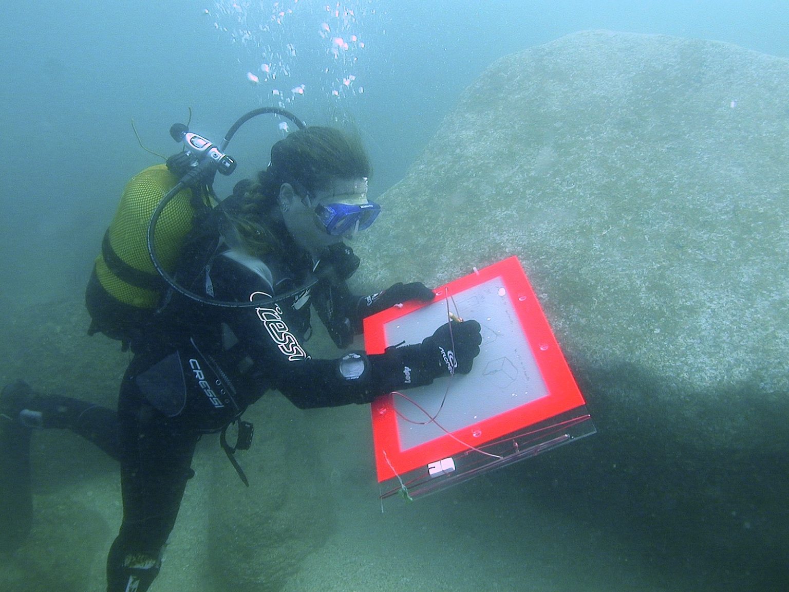 Η αρχαιολόγος Ιζαμπέλ Ερί κατά την διάρκεια της υποβρύχιας έρευνας στα κατάλοιπα του Φάρου