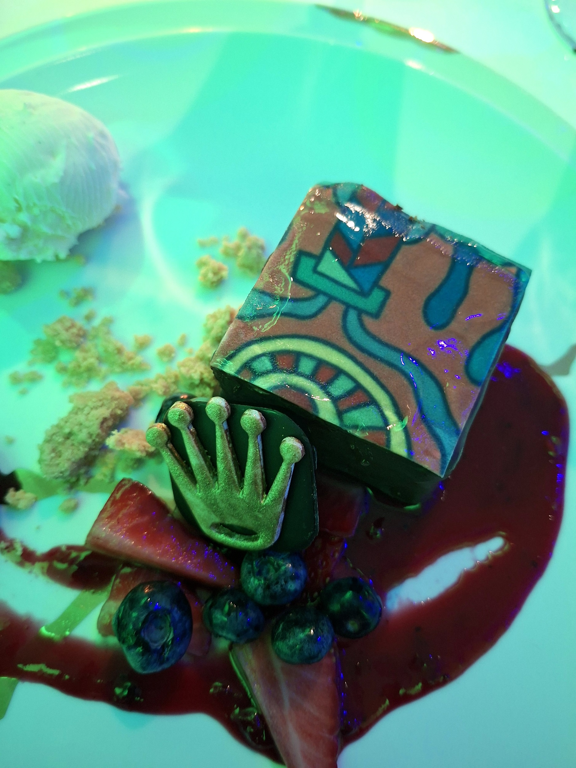 Το επιδόρπιο έργο τέχνης στο πιάτο 