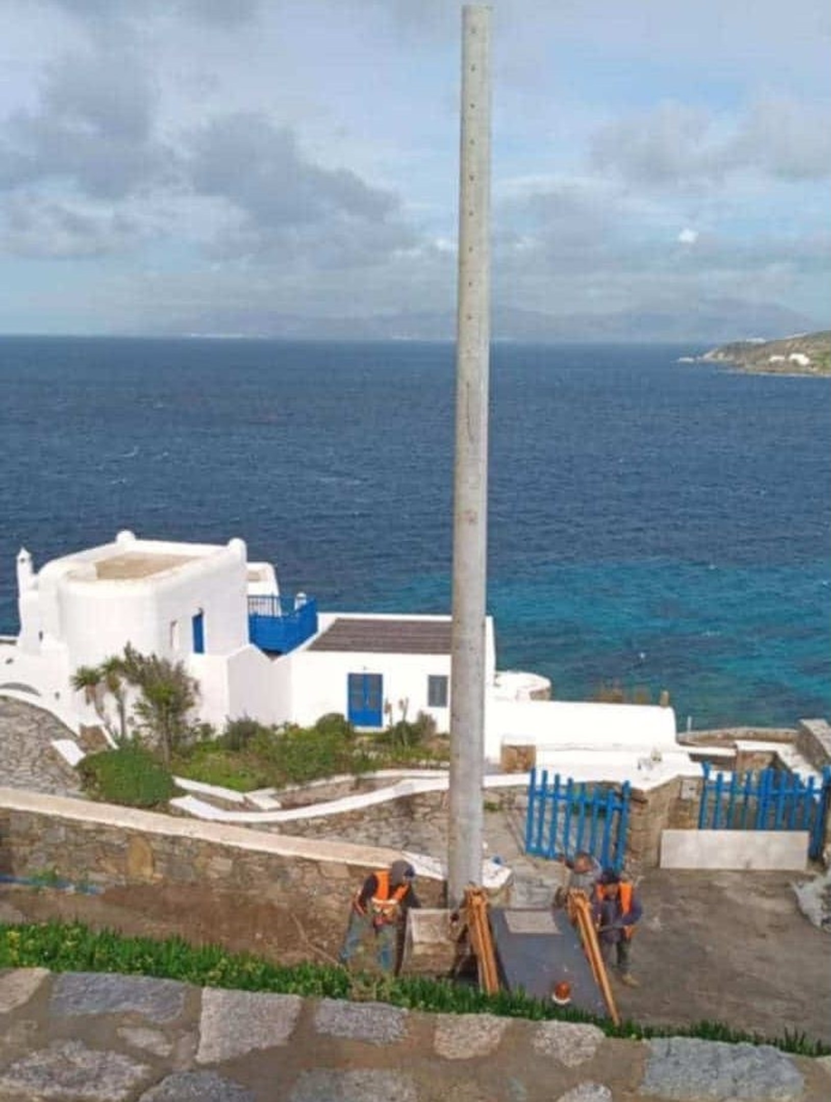 Οι κολώνες μπροστά από τη βίλα των παιδιών της Εύης Βατίδου στη Μύκονο