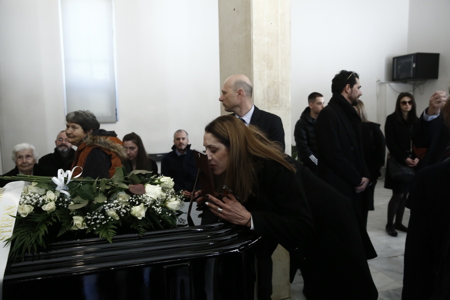 Κόσμος αποτίει φόρο τιμής κατά τη διάρκεια της κηδείας της πρώην πρόεδρου της Βουλής, Άννας Ψαρούδα - Μπενάκη, στο Α ' Νεκροταφείο, Αθήνα Τετάρτη 18 Φεβρουαρίου 2026 ΑΠΕ-ΜΠΕ/ΓΙΑΝΝΗΣ ΚΟΛΕΣΙΔΗΣ