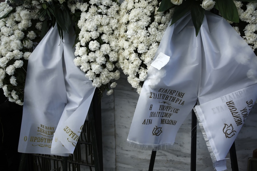 Στεφάνια από τον πρωθυπουργό Κυριάκο Μητσοτάκη και την υπουργό Πολιτισμού Λίνα Μενδώνη, στην κηδεία της πρώην πρόεδρου της Βουλής, Άννας Ψαρούδα - Μπενάκη, στο Α' Νεκροταφείο Αθηνών, Τετάρτη 18 Φεβρουαρίου 2026 ΑΠΕ-ΜΠΕ/ΓΙΑΝΝΗΣ ΚΟΛΕΣΙΔΗΣ