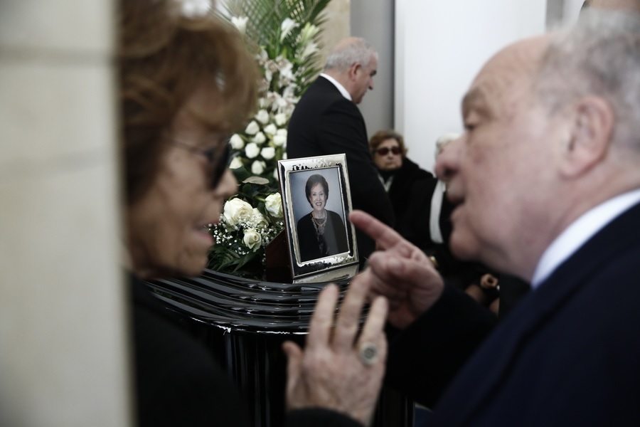 Συγγενείς και φίλοι παρίστανται στην κηδεία της πρώην πρόεδρου της Βουλής, Άννας Ψαρούδα - Μπενάκη, στο Α ' Νεκροταφείο Αθηνών, Τετάρτη 18 Φεβρουαρίου 2026 ΑΠΕ-ΜΠΕ/ΓΙΑΝΝΗΣ ΚΟΛΕΣΙΔΗΣ