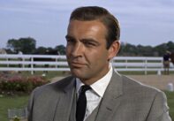 Ο Sir Sean Connery στον ρόλο του Τζέιμς Μποντ φοράει το χαρακτηριστικό του κοστούμι στην ταινία «Goldfinger» (1964)