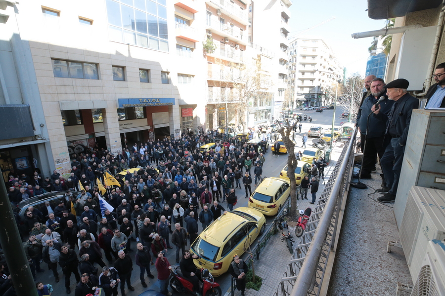 Αυτοκινητιστές μέλη του ΣΑΤΑ, έχουν συγκεντρωθεί με τα ταξί τους μπροστά από τα γραφεία του συνδικάτου τους Πηγή: ΑΠΕ-ΜΠΕ/ΑΠΕ-ΜΠΕ/ΑΛΕΞΑΝΔΡΟΣ ΒΛΑΧΟΣ