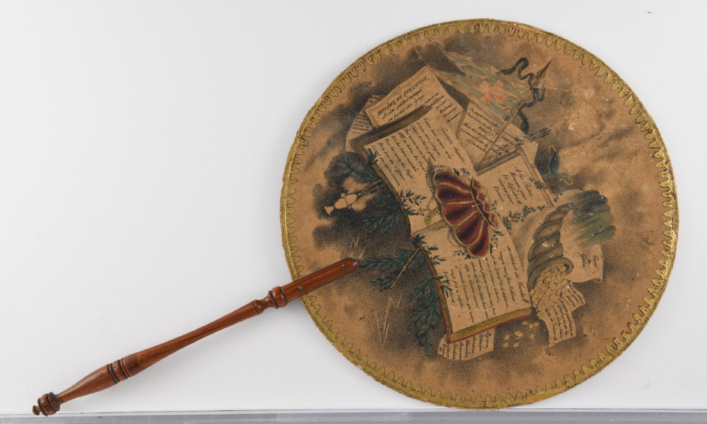 Αναμνηστική βεντάλια της συναυλίας που πραγματοποιήθηκε στην αίθουσα Vauxhall του Παρισιού, στις 26 Απριλίου 1826, υπέρ του Αγώνα των Ελλήνων. Μουσείο Μπενάκη, δωρεά Μαρίνας Σακοπούλου