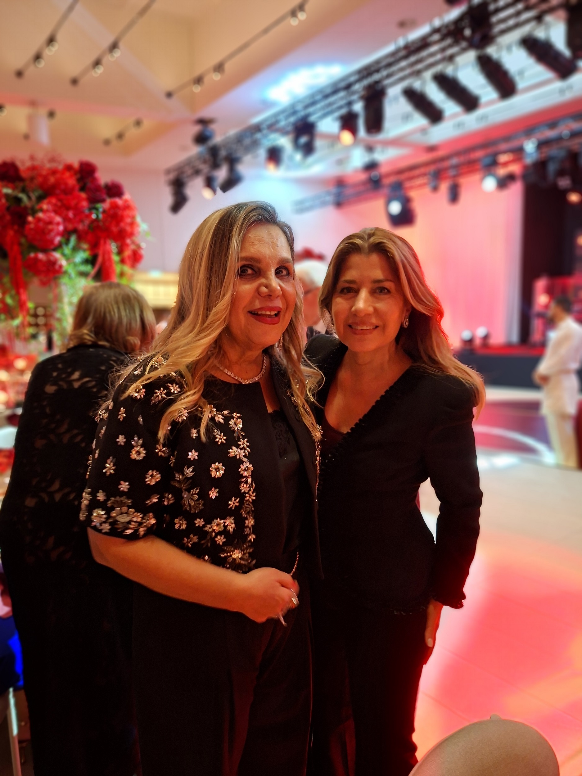 Mahasin Al Khashloq, Jasmin Nedjat Οικονομοπούλου