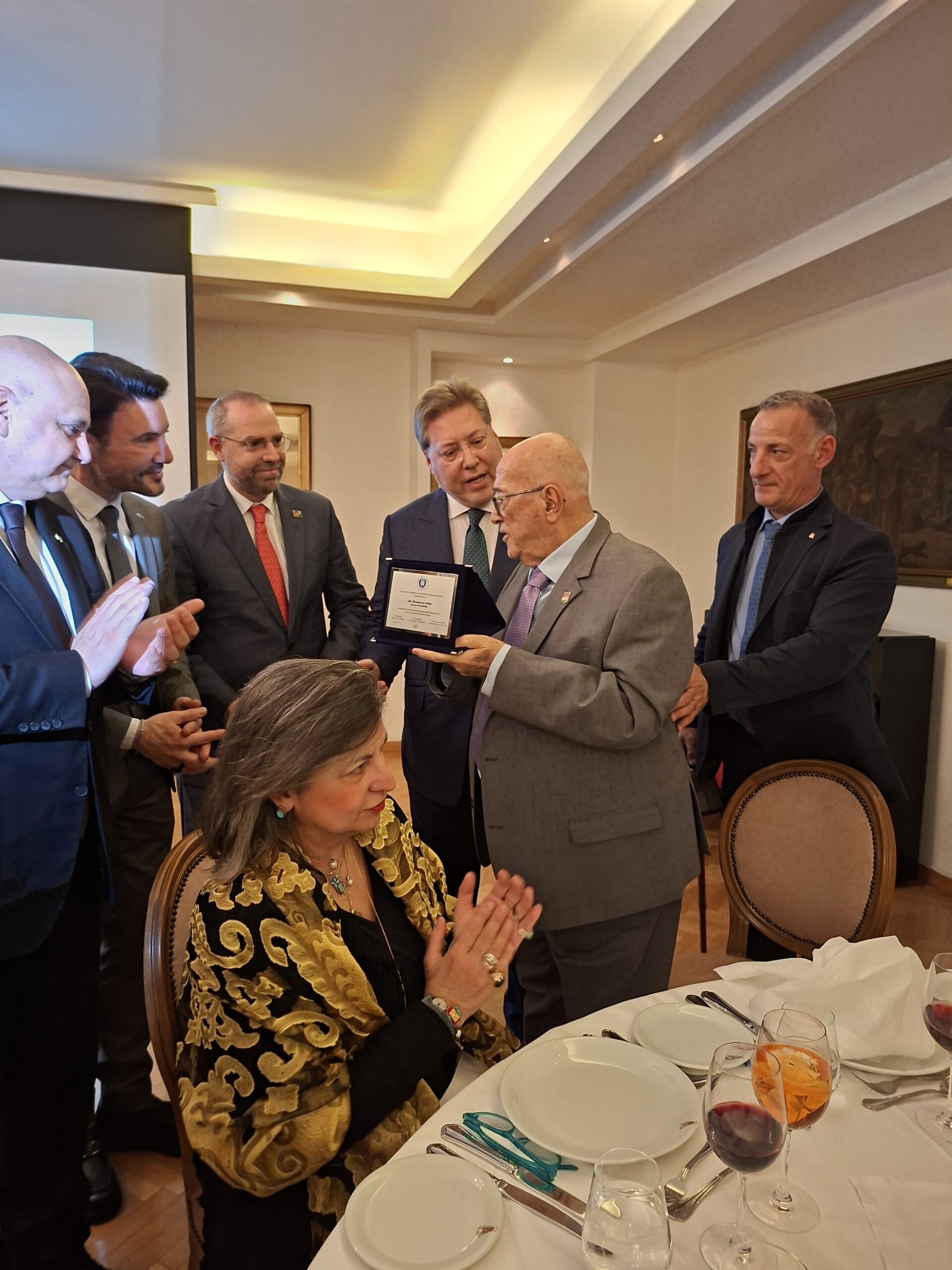 Ο Καπετάν Παναγιώτης Τσάκος παραλαμβάνει την τιμητική πλακέτα