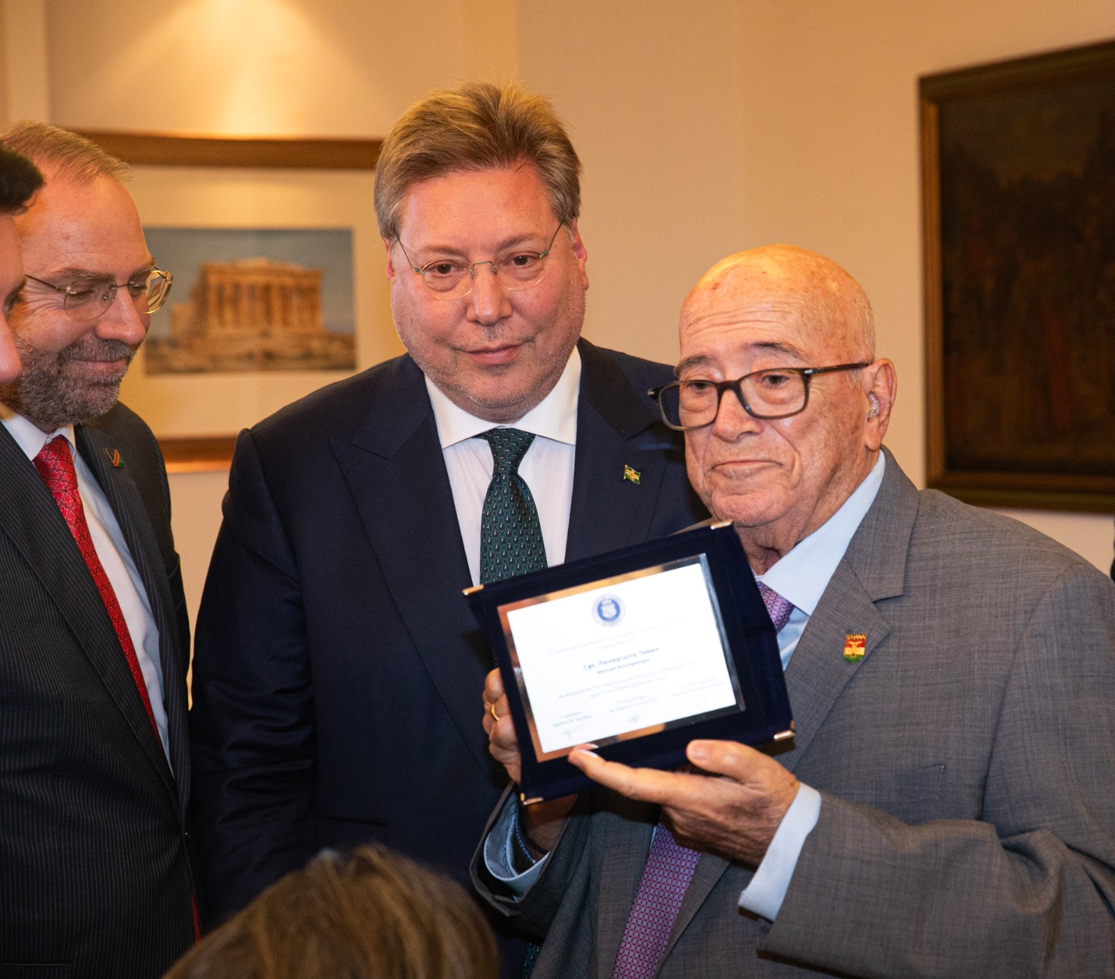 Ο Καπετάν Παναγιωτης Τσακος με την τιμητική Πλακετα