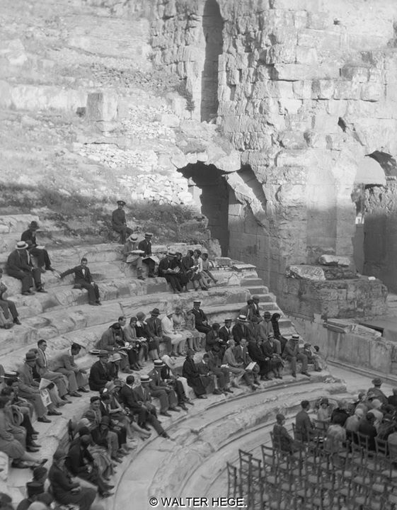 Εκδήλωση στο Ηρώδει, που δεν έχει αναστηλωθεί ακόμη, παρουσία ελάχιστων θεατών (1928- 1934)