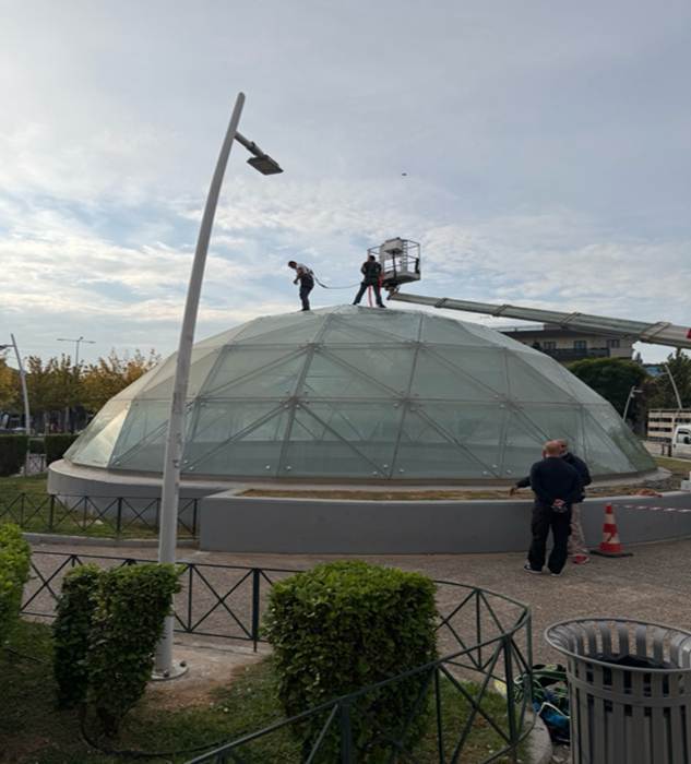 Εργασίες στεγανοποίησης γυάλινων θόλων σταθμών Μετρό