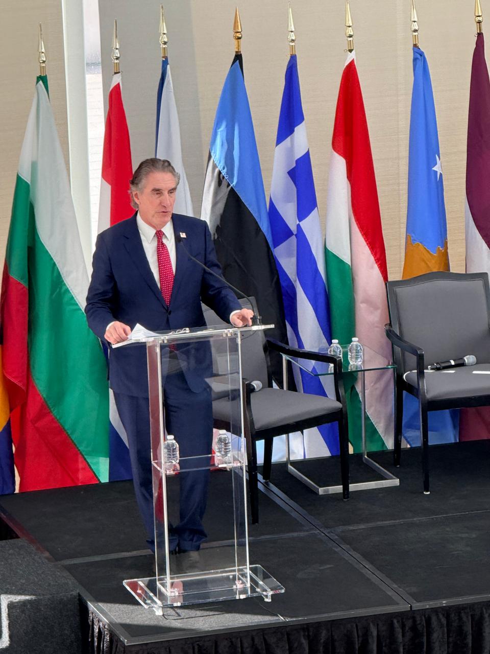 Ο Νταγκ Μέργκαμ στο βήμα της εκδήλωσης