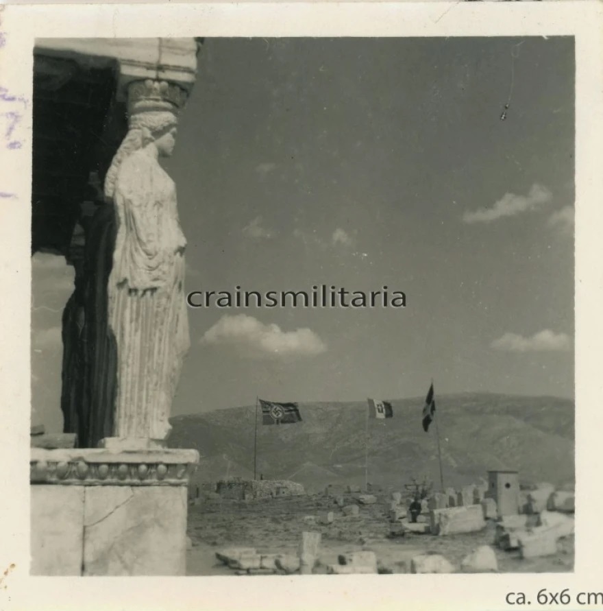 Το Ερέχθειο και οι σημαίες των Γερμανών στον ιερό βράχο