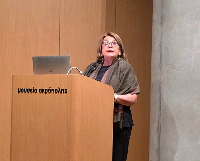 Η καθηγήτρια Φανή Μαλλούχου-Tufano στο βήμα του Μουσείου Ακρόπολης