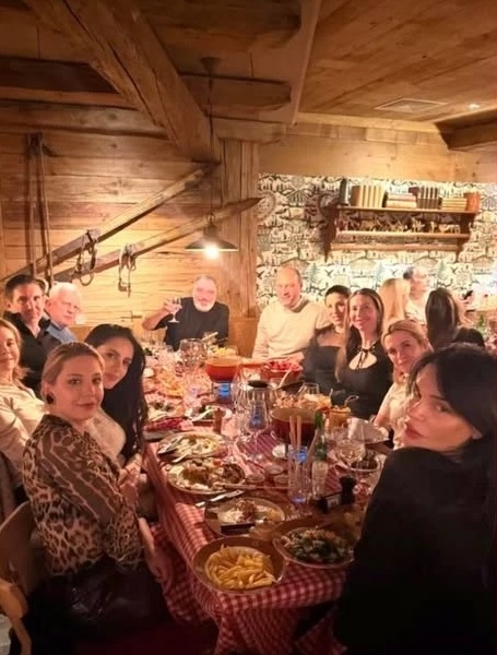 Η Αλεξάνδρα Νίκα στην παρέα του Νίκου Τσάκου και της Σίλιας Κριθαριώτη