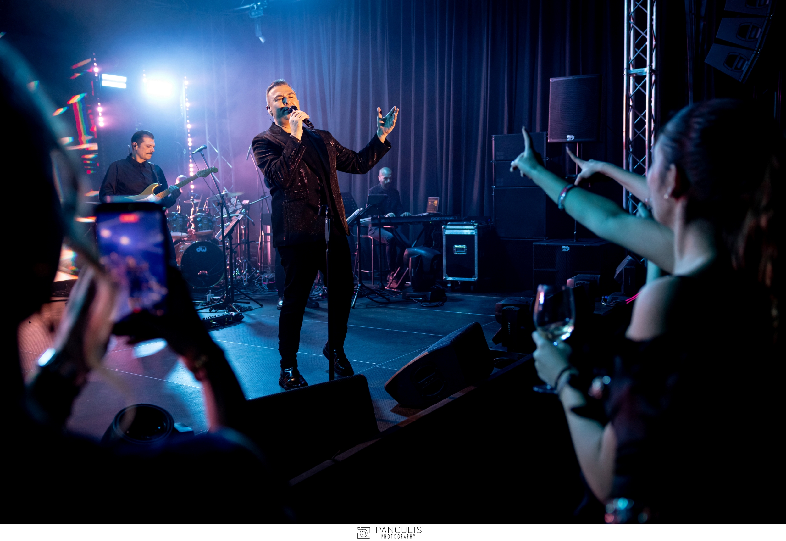 Ο Αντώνης Ρέμος στη σκηνή του Ekali Club