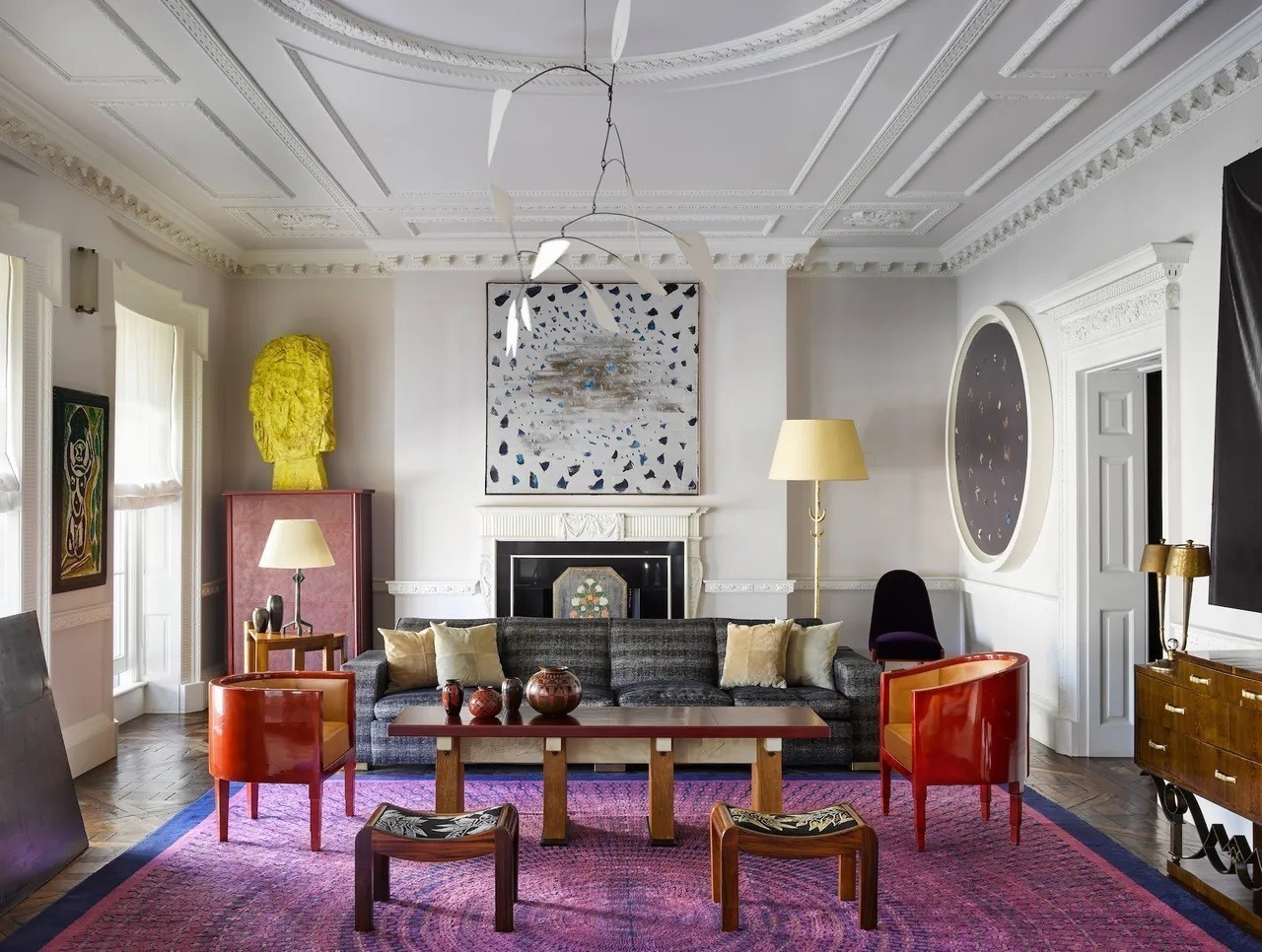 Σαλόνι του διαμερίσματος των Γκενσμπούργκ στην Νέα Υόρκη με έργο του Αλεξάντερ Κάλντερ 