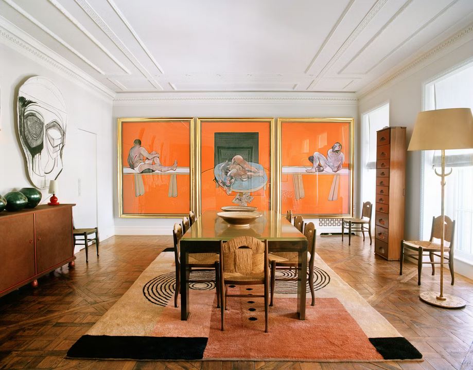 Η τραπεζαρία του διαμερίσματος  με τρίπτυχο του Μπέικον