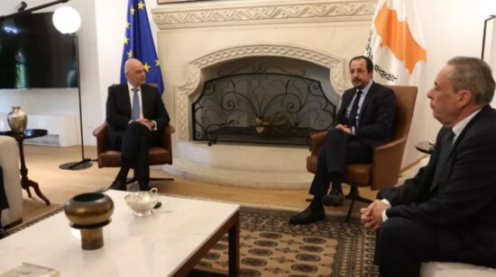 Σε ύψιστο συναγερμό η Κύπρος – Στο Προεδρικό Μέγαρο ο Νίκος Δένδιας: Είμαστε απολύτως στη διάθεση του κυπριακού λάου, είπε στον Χριστοδουλίδη