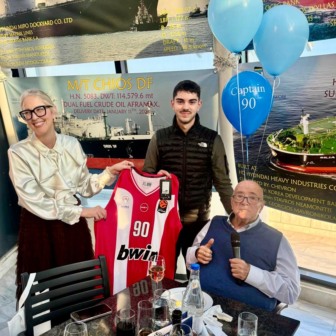 Μια φανέλα του Ολυμπιακού το δώρο στον Παναγιώτη Τσάκο για τα 90ά του γεννέθλια