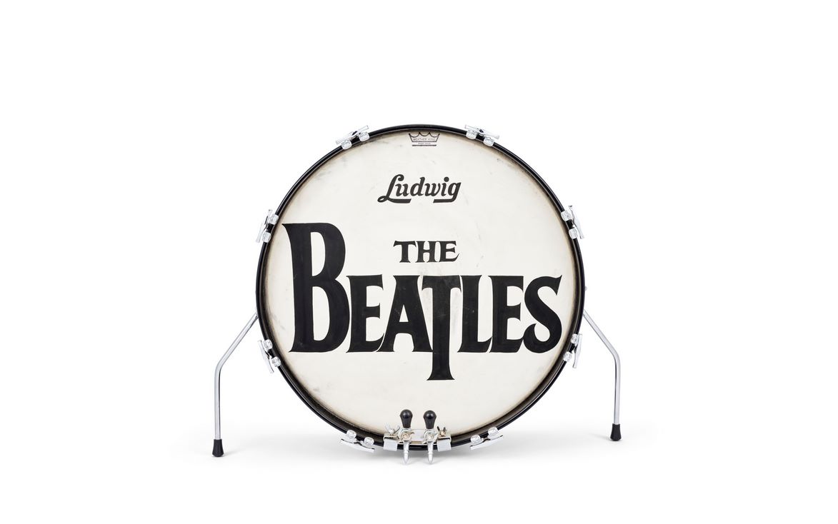 Το τύμπανο του Ρίνγκο Σταρ με το λογότυπο που καθιερώθηκε σε όλες τις εμφανίσεις των Μπητλς