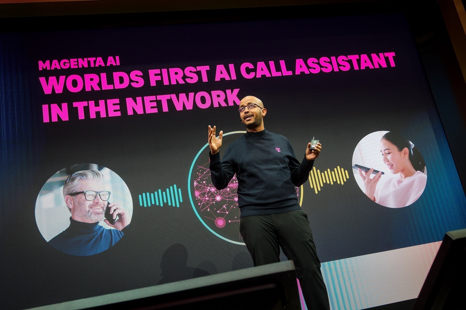 O Abdu Mudesir, Board Member for Product & Technology της TELEKOM κατά τη διάρκεια της παρουσίασης του Magenta AI Call Assistant.