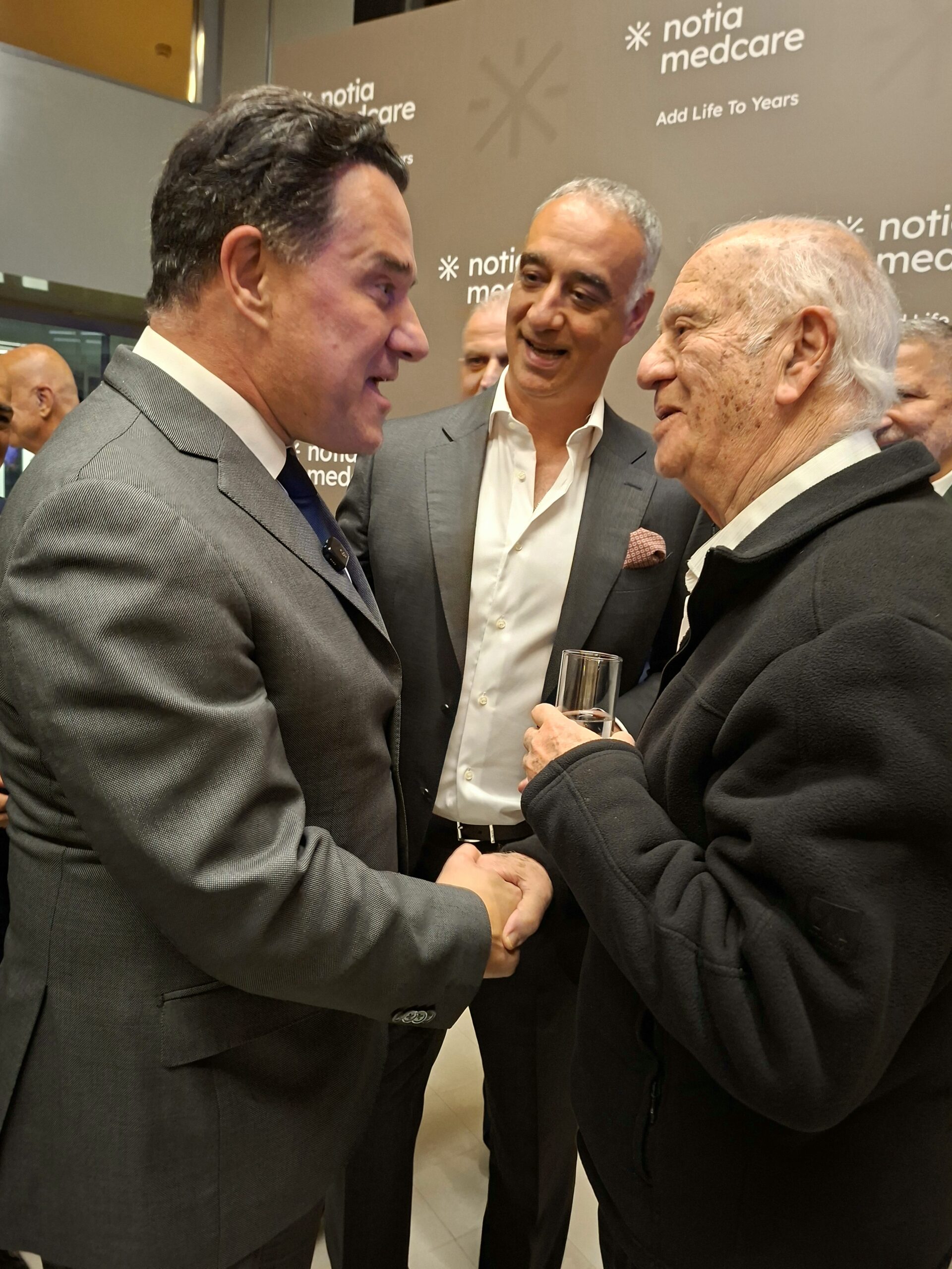 O Υπουργός Υγειας Άδωνις Γεωργιάδης με τον ιδρυτη της Κλινικής Karim Smaira και τον πατέρα του Victor Smaira