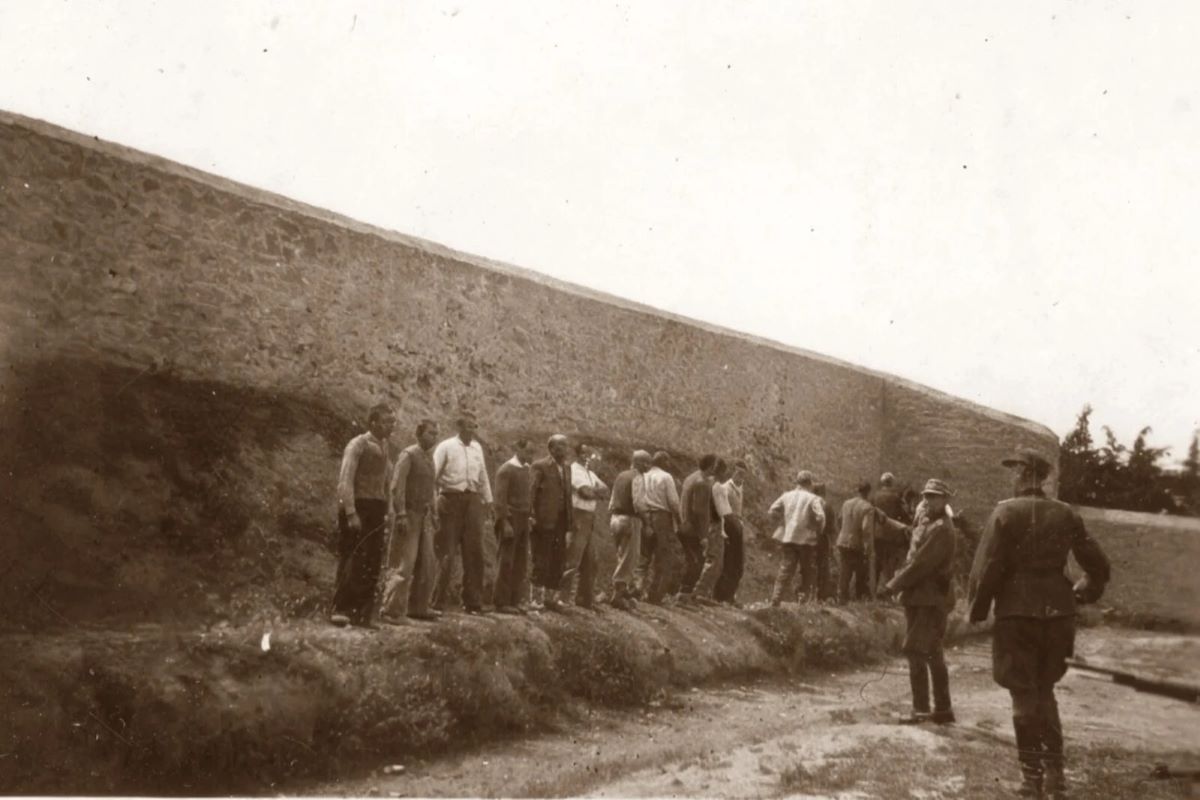 Στον τοίχο του σκοπευτηρίου της Καισαριανής 