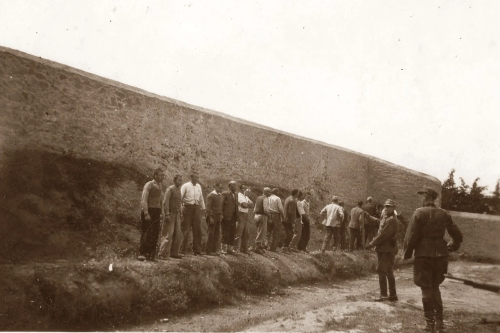 Η άφιξη των κρατουμένων στην Καισαριανή. Τους έχει δοθεί εντολή να αφήσουν ρούχα τους