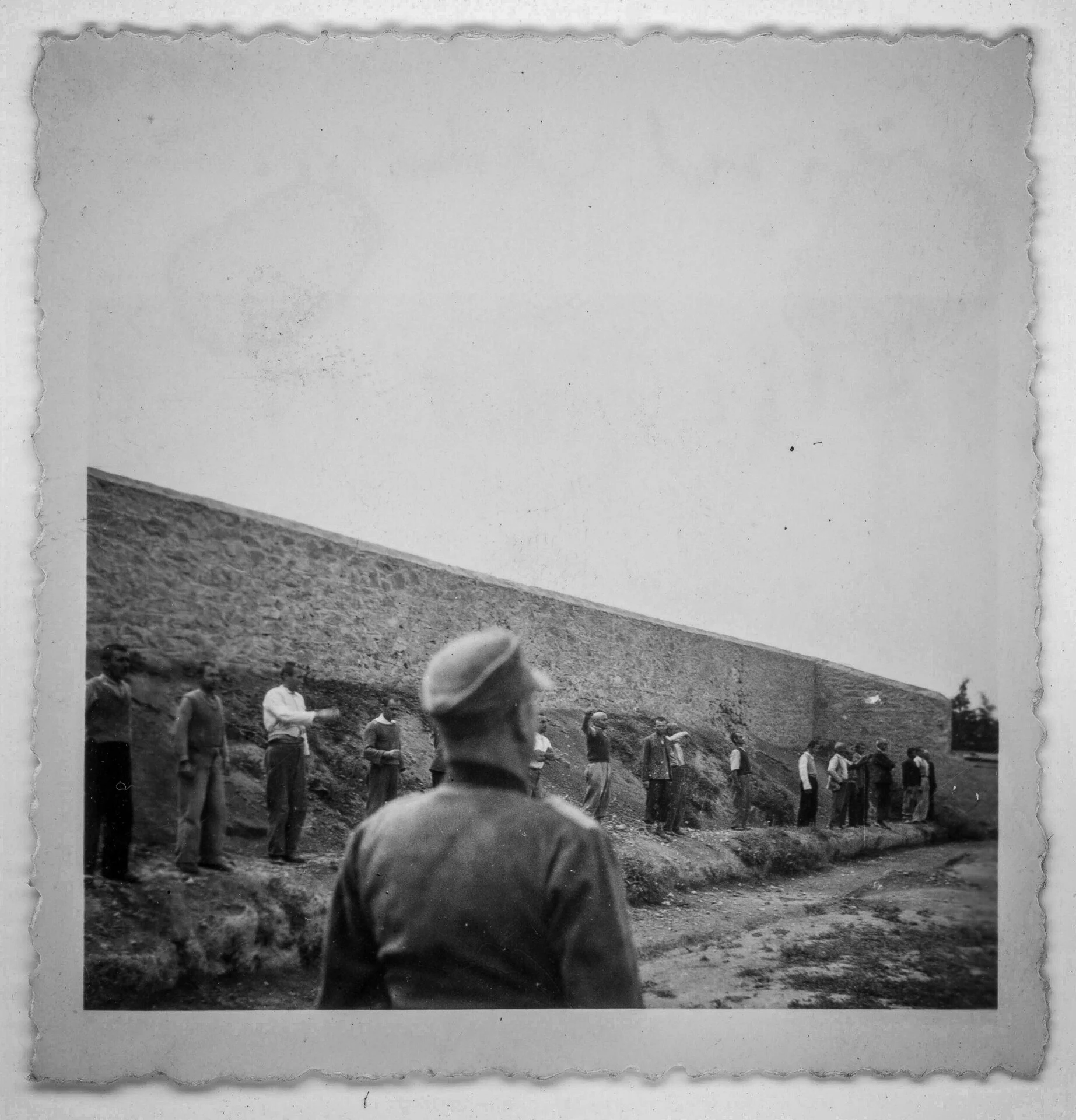 Η πορεία δίπλα στον τοίχο της Καισαριανής