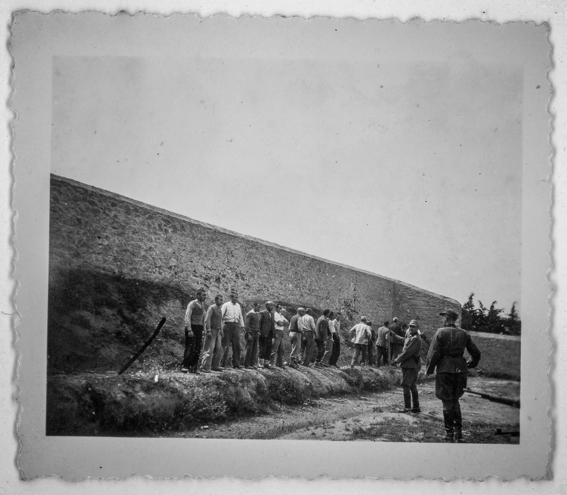 Η παράταξη στον τοίχο