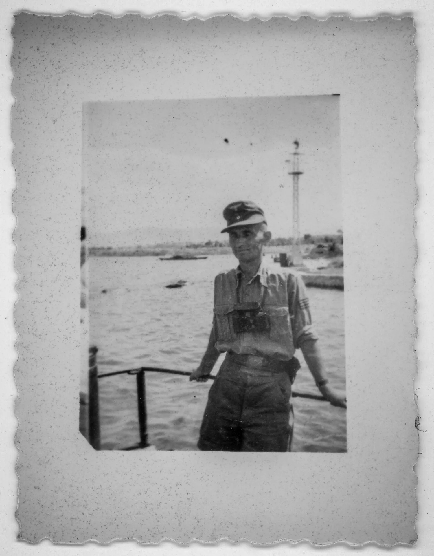 Ο Γερμανός υπολοχαγός Χέρμαν Χόιερ με την μηχανή του κρεμασμένη στο στήθος