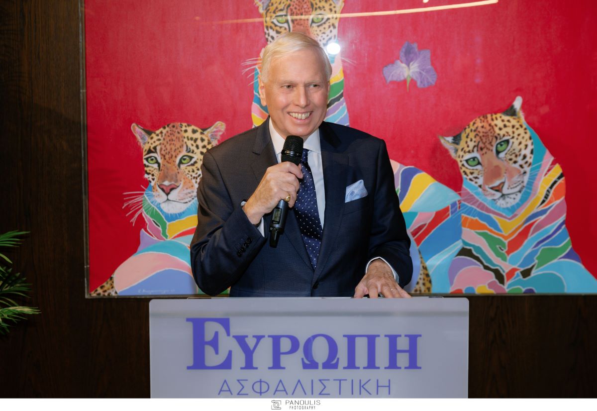 Με φόντο ένα πίνακα της Επης Νικολακοπούλου, ο Νίκος Μακρόπουλος καλοσωρίζει τους καλεσμένους