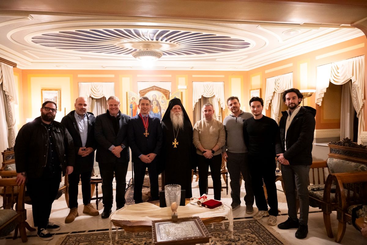 Φίλοι και συνεργάτες Δειπνοσοφιστήριον με τον γέροντα Αλέξιο στο κέντρο και τον Δημήτρη Χριστοφιλέα στο πλάι του.