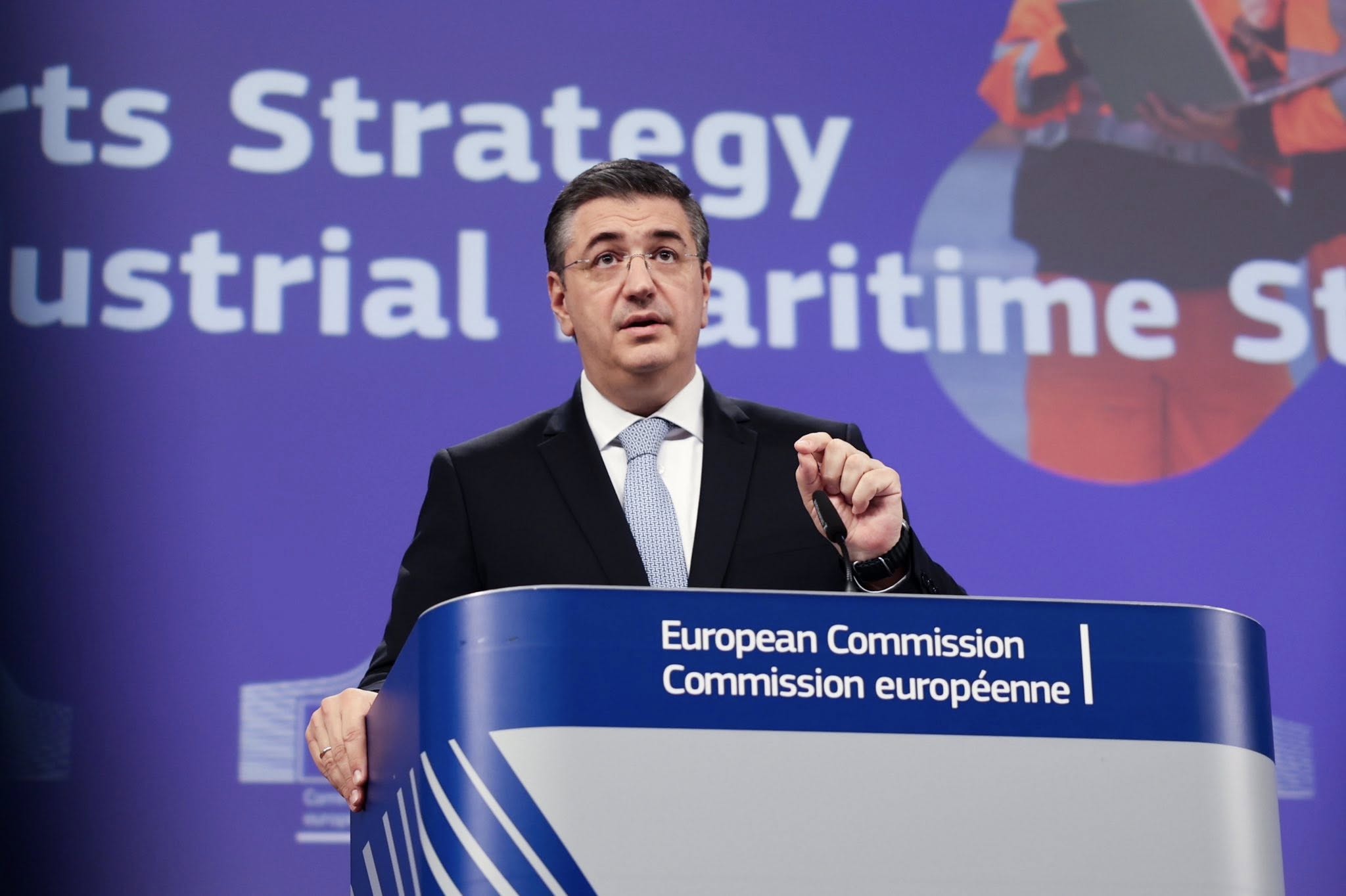 Απόστολος Τζιτζικώστας