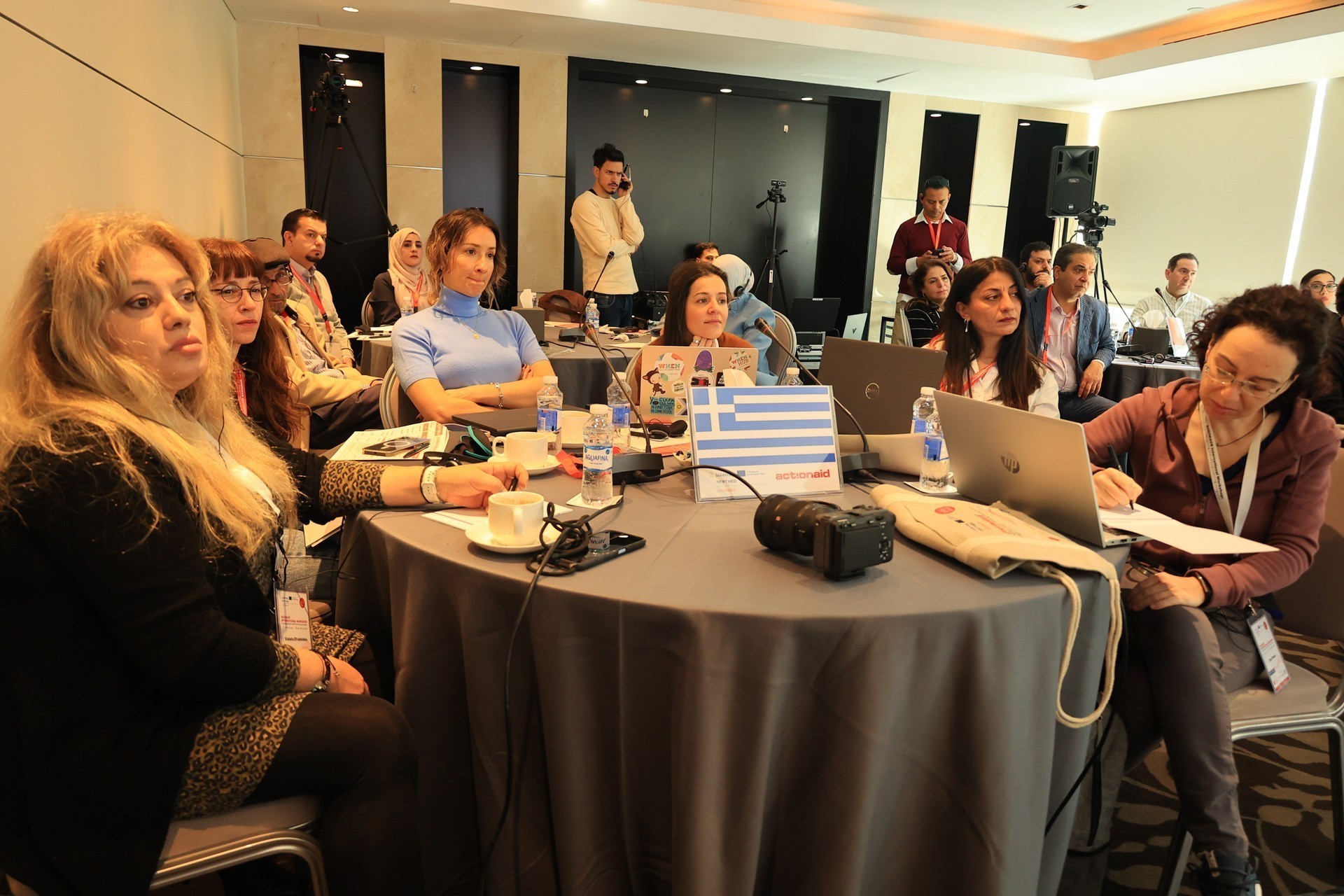 Η ομάδα της ActionAid με την Βιολέτα, ωφελούμενη της ActionAid στηνΑθήνα, τις experts Πηνελόπη Θεοδωρακάκου – Συνιδρύτρια και Υπεύθυνη
Προγραμμάτων Ενδυνάμωσης & Εκπαιδευτικών παρεμβάσεων του WHEN και Έλσα
Πιτσάκη Educational Programs Officer του Social Innov.