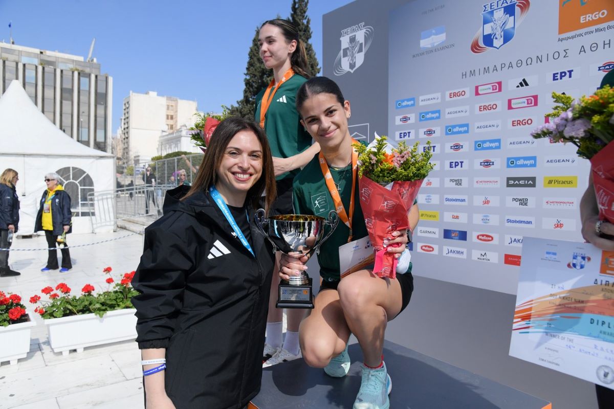 Η Αιμιλία Στέλιαρου, Chief People Officer της Allwyn Hellas, βραβεύει την Ιωάννα Σταματοπούλου, που αναδείχθηκε νικήτρια στις γυναίκες στον Αγώνα Δρόμου των 5 χλμ. Allwyn