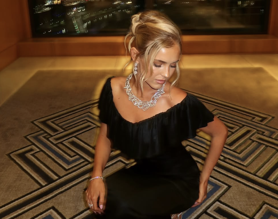 Τα μικροσκοπικά, λαμπερά σχέδια συνθέτουν ένα ιδιαίτερο «χαρτογράφημα» του μηχανοκίνητου αθλητισμού με τη βοήθεια 1.800 διαμαντιών - ο δημιουργός του κολιέ μιλάει στο Mononews