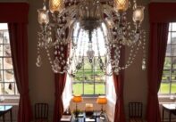 Το καθιστικό της βασίλισσας Ελισάβετ στο παλάτι Χόλιρουντχαους και η θέα στο πάρκο