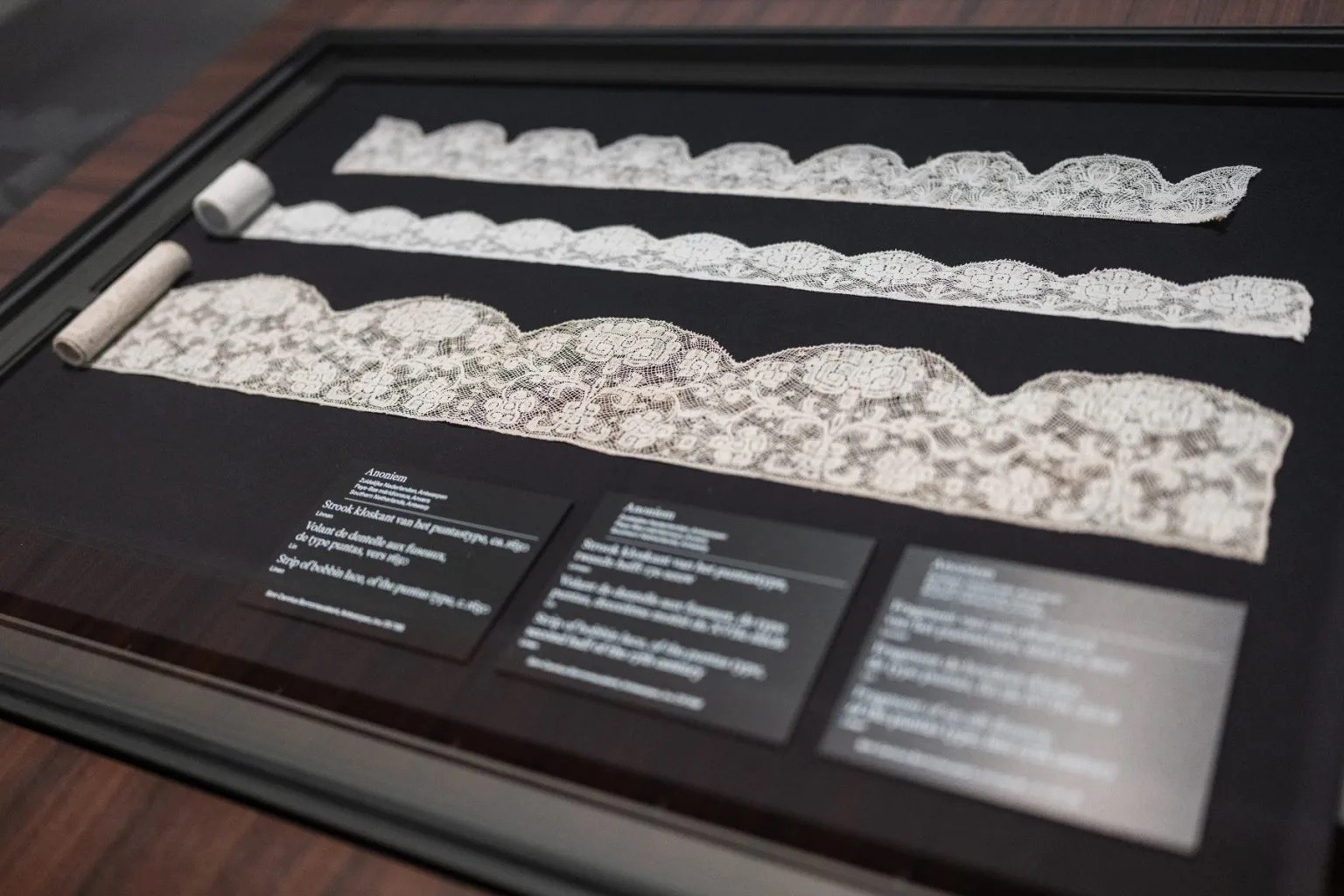 Προθήκη με δαντέλες ανώνυμων γυναικών δημιουργών στην έκθεση του Μουσείου Καλών Τεχνών Γάνδης