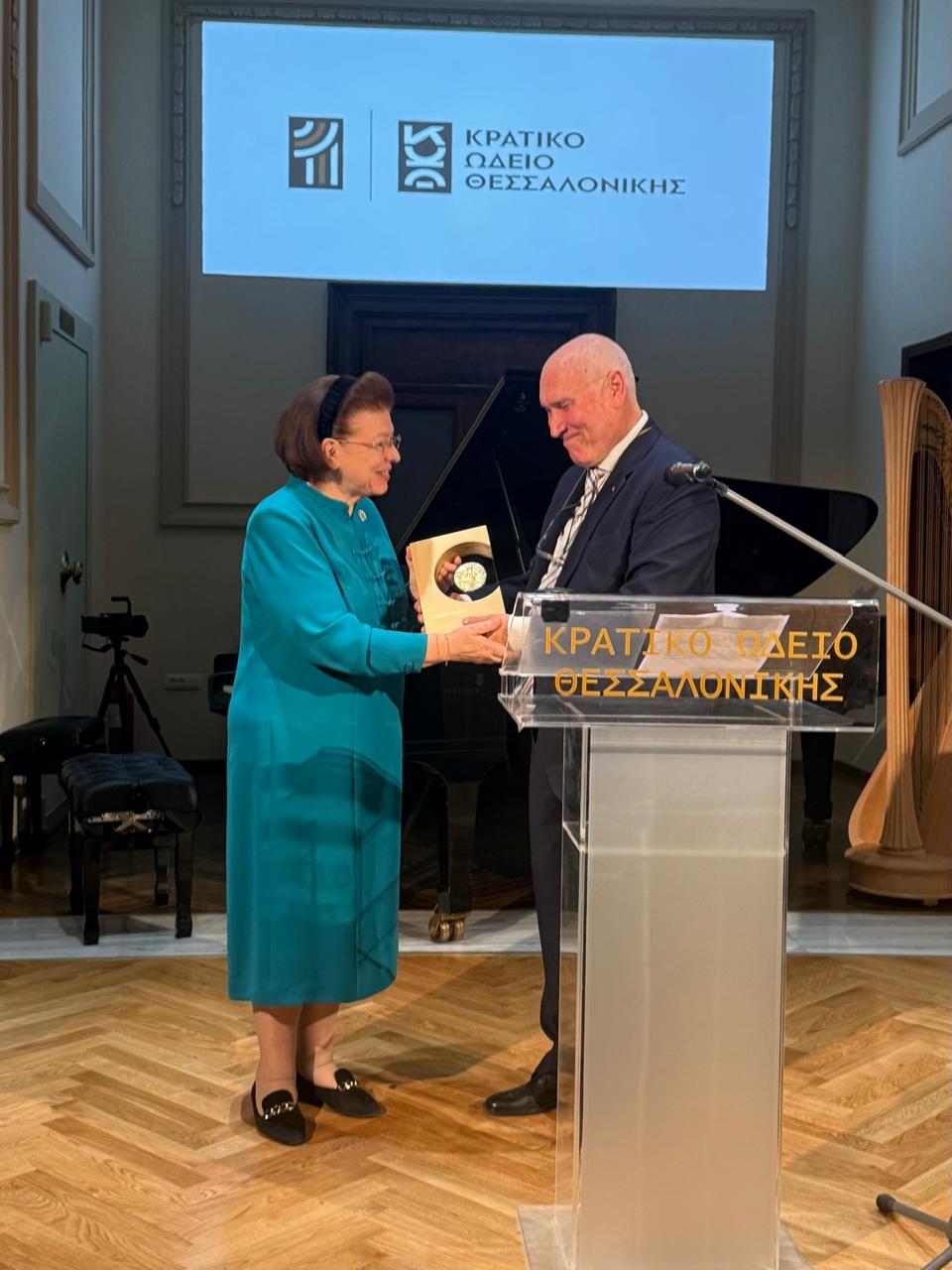 Η υπουργός Πολιτισμού Λίνα Μενδώνη παραλαμβάνει το χρυσό μετάλλιο του ΚΩΘ από τον πρόεδρο του ΔΣ του Κρατικού Ωδείου Θεσσαλονίκης Νικόλαο Αβδελλά