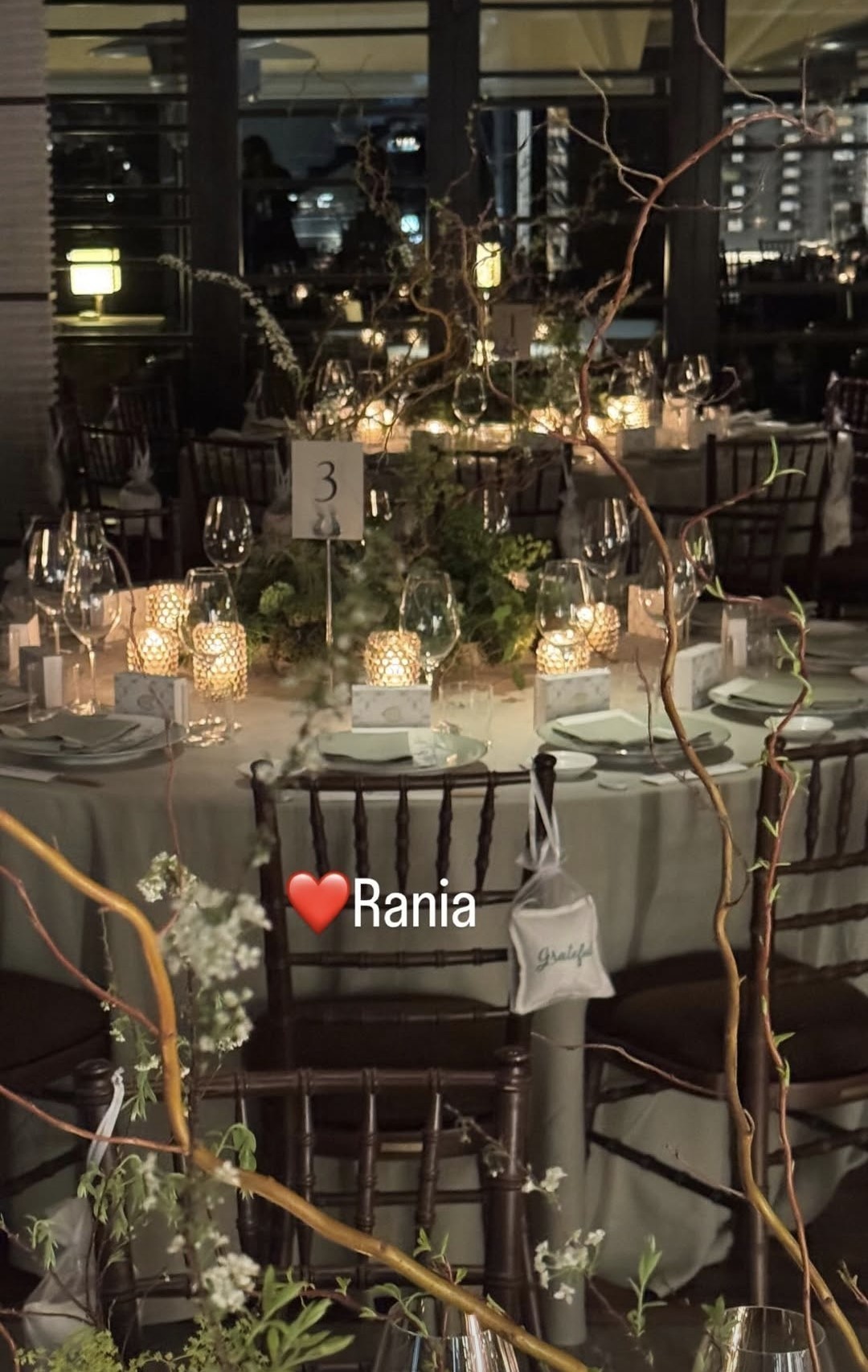 Πανέμορφος ο στολισμός των τραπεζιών