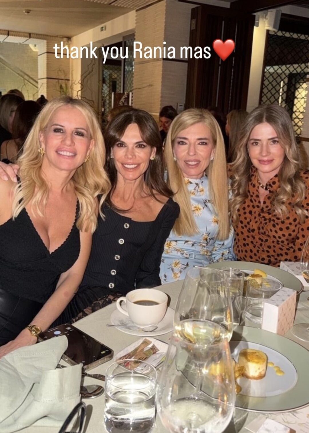 Ευχαριστήρια για την Ράνια από τις φίλες της στο Instagram Από αριστερά Ελζα Πατσαδέλη-Μαργαρώνη, Αρετή Δαλακούρα, Ράνια Φιλίππου, Μαλβίνα Σαραντίτη