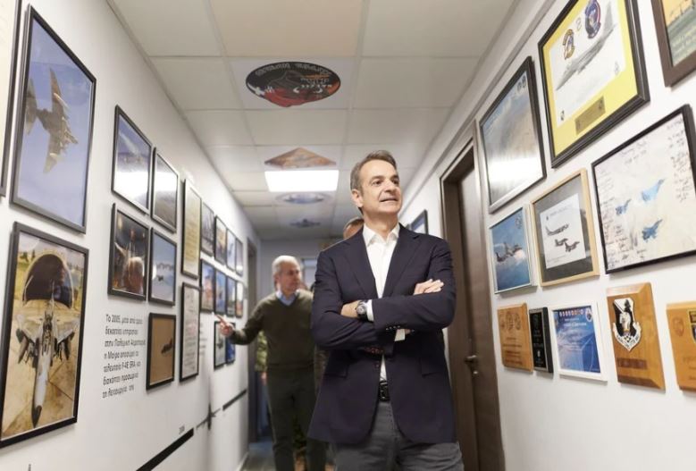 Ο Κυριάκος Μητσοτάκης στο Έθνικό Κέντρο Αεροπορικών Επιχειρήσεων στη Λάρισα (Πηγή: Γραφείο Τύπου του πρωθυπουργού)